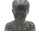 sculpture représentant une tête d'homme sur fond blanc