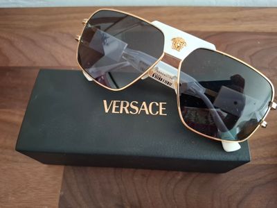 Lunettes de soleil Versa Versa Versa avec monture dorée et verres noirs