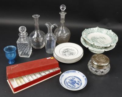 une table sur laquelle se trouvent de nombreux objets en verre