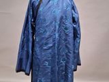 une photo d'une robe bleue posée sur un présentoir à mannequin