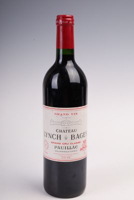 une bouteille de vin posée sur une table