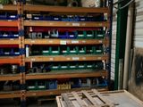 une grande quantité de palettes en bois dans un entrepôt