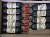 six bouteilles de vin rouge dans un carton sur une table