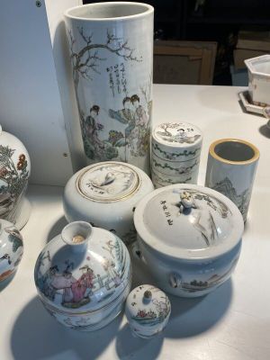 de nombreux types de vases et de bols sur la table