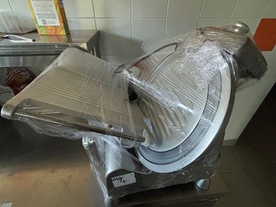 une machine posée sur le comptoir d'une cuisine