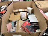une boîte en carton remplie d'appareils électroniques et d'autres objets