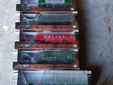 de nombreux wagons qui sont entreposés sur une plate-forme