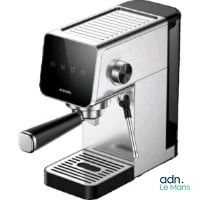 gros plan d'une machine à café sur fond blanc