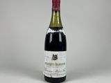 gros plan d'une bouteille de vin sur une surface blanche