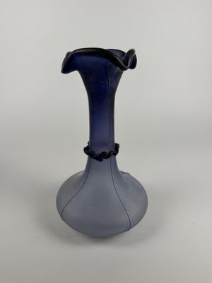 Vase en verre violet à col ourlé, orné d'un motif de vaguele…