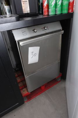 un lave-vaisselle argenté posé dans un coin de la cuisine