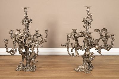 paire de chandeliers anciens en métal argenté, ornés d'oiseaux et de fleurs