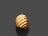 une petite boule en bois posée sur une surface noire
