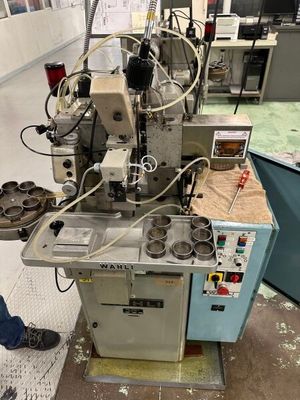 un homme qui travaille sur une machine dans une pièce