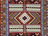 un tapis multicolore orné d'un motif géométrique