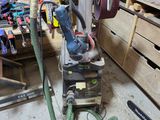 une machine posée sur une table dans un garage
