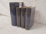 trois livres superposés sur une surface blanche