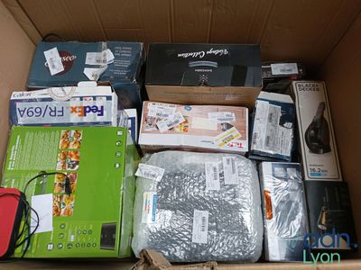 une boîte en carton remplie de nombreux appareils électroniques de toutes sortes