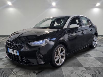 une voiture noire garée dans une pièce au sol en damier