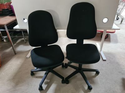 Deux chaises pivotantes de bureau sur roulettes, réglable en…
