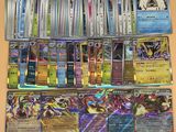 beaucoup de cartes pokemon différentes sur la table