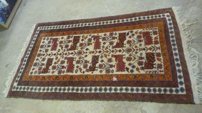 un tapis oriental sur le sol d'une pièce