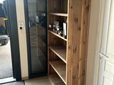 une bibliothèque en bois dans un coin de la pièce