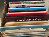 beaucoup de livres dans une boîte posée sur le sol
