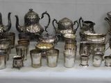 une table sur laquelle se trouvent de nombreux objets en argent