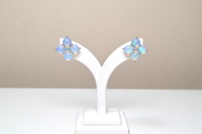 Une paire de boucles d'oreilles en argent 925 millièmes sert…