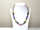 collier composé de perles multicolores sur un mannequin blanc