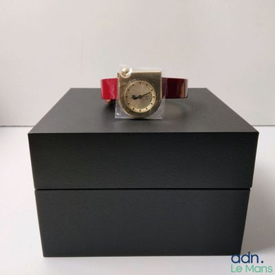 une boîte noire sur laquelle est posée une montre