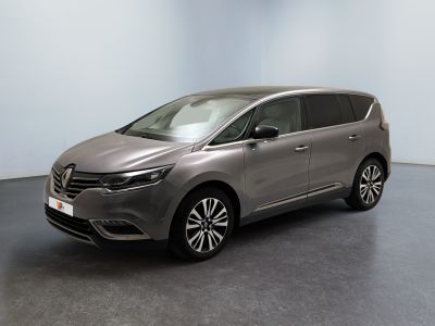 La camionnette grise est garée dans une pièce au sol noir.