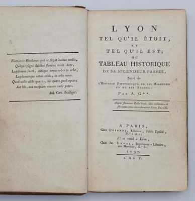 un livre ouvert, sur lequel figure un titre, posé sur une table