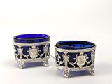 une paire de verres en verre argenté et bleu ornés de lions