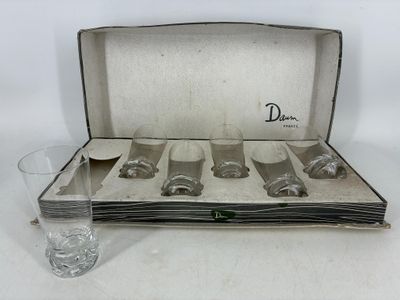 une boîte contenant six verres et un ensemble de couteaux