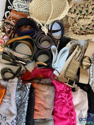 de nombreux types de chapeaux et d'écharpes disposés par terre