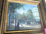 une image d'un tableau accroché au mur d'une pièce