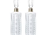 deux bouteilles en verre transparent avec un bouchon doré, sur fond blanc