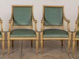 quatre chaises avec un revêtement vert, un revêtement vert, un revêtement vert, un revêtement vert, un revêtement vert, un revêtement vert, un revêtement vert, un revêtement vert
