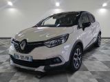 une voiture blanche garée sur un sol en damier dans un garage