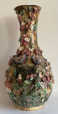 un vase avec des fleurs posé sur une table