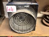 un petit ventilateur posé sur une étagère, à côté d'autres objets