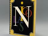 un livre noir et jaune sur lequel figure la lettre n