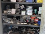 une armoire remplie d'objets divers dans un garage