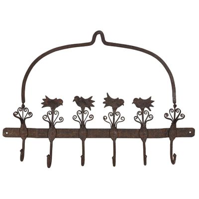 un porte-manteau en métal auquel sont suspendus des oiseaux et des fleurs