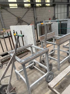 de nombreux meubles en cours de fabrication dans un bâtiment