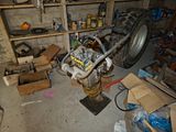 une photo d'un moteur de voiture dans un garage