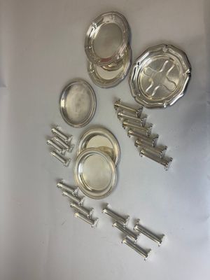 de nombreux objets en argent posés sur une surface blanche