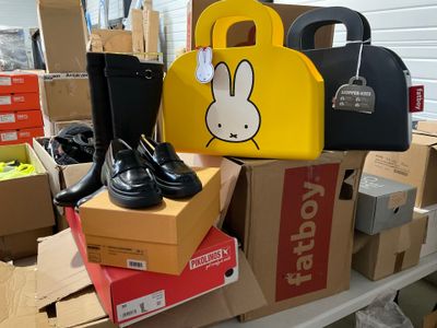 de nombreuses boîtes de chaussures et de sacs à main sur une étagère